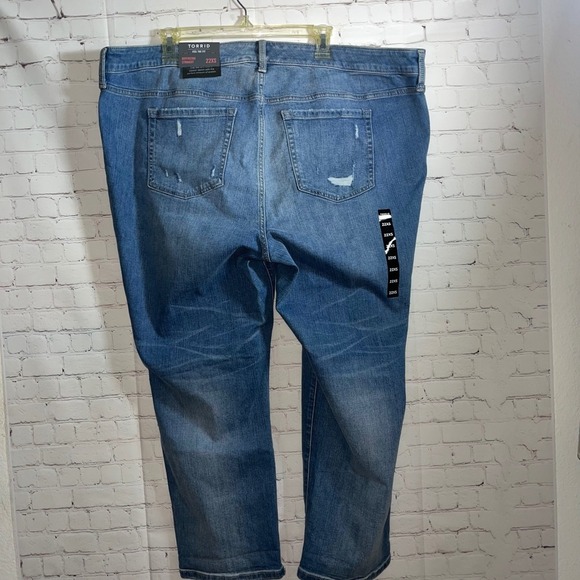 NWT Torrid Womens Plus Size Boyfriend Straight Distressed Jeans 22XS Extra Short - Picture 4 of 5
